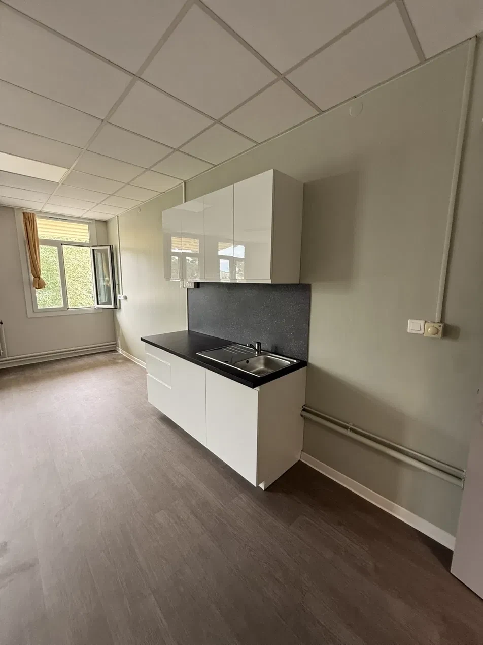Local rénové - kitchenette et finitions - après