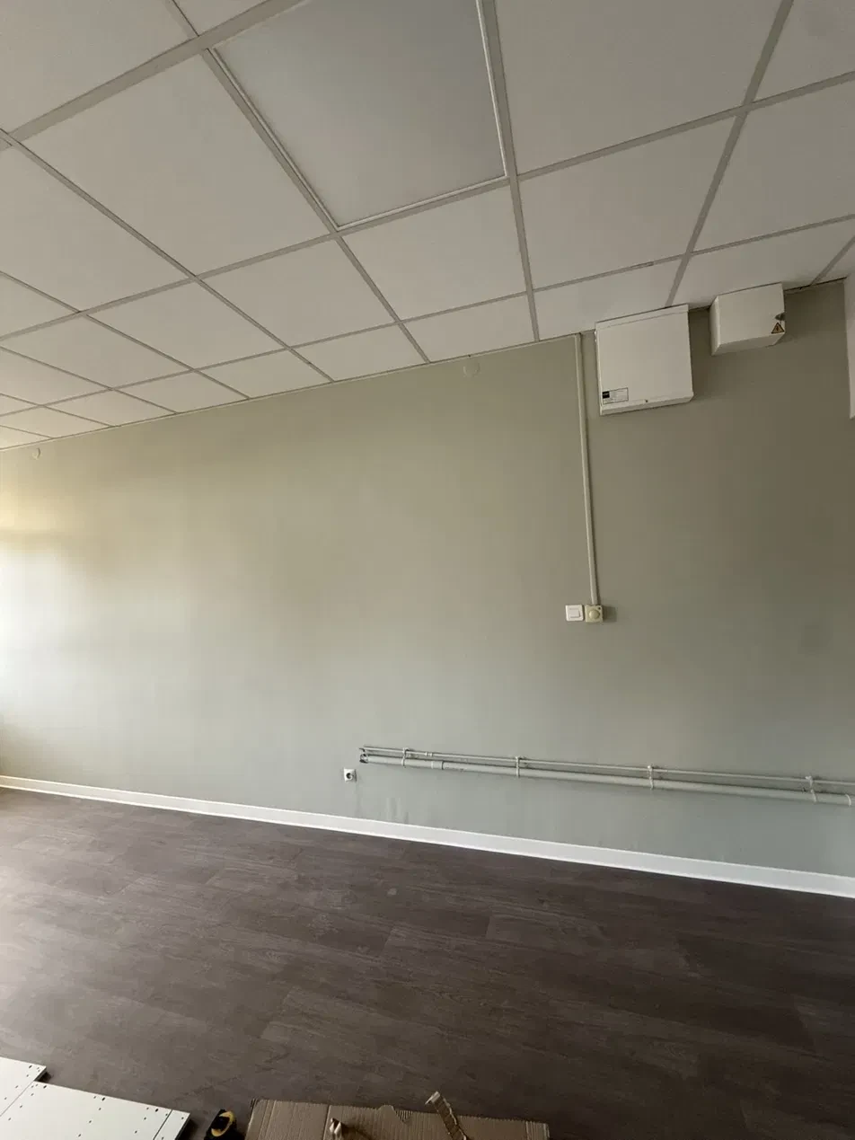 Local avant rénovation - faux plafond ancien