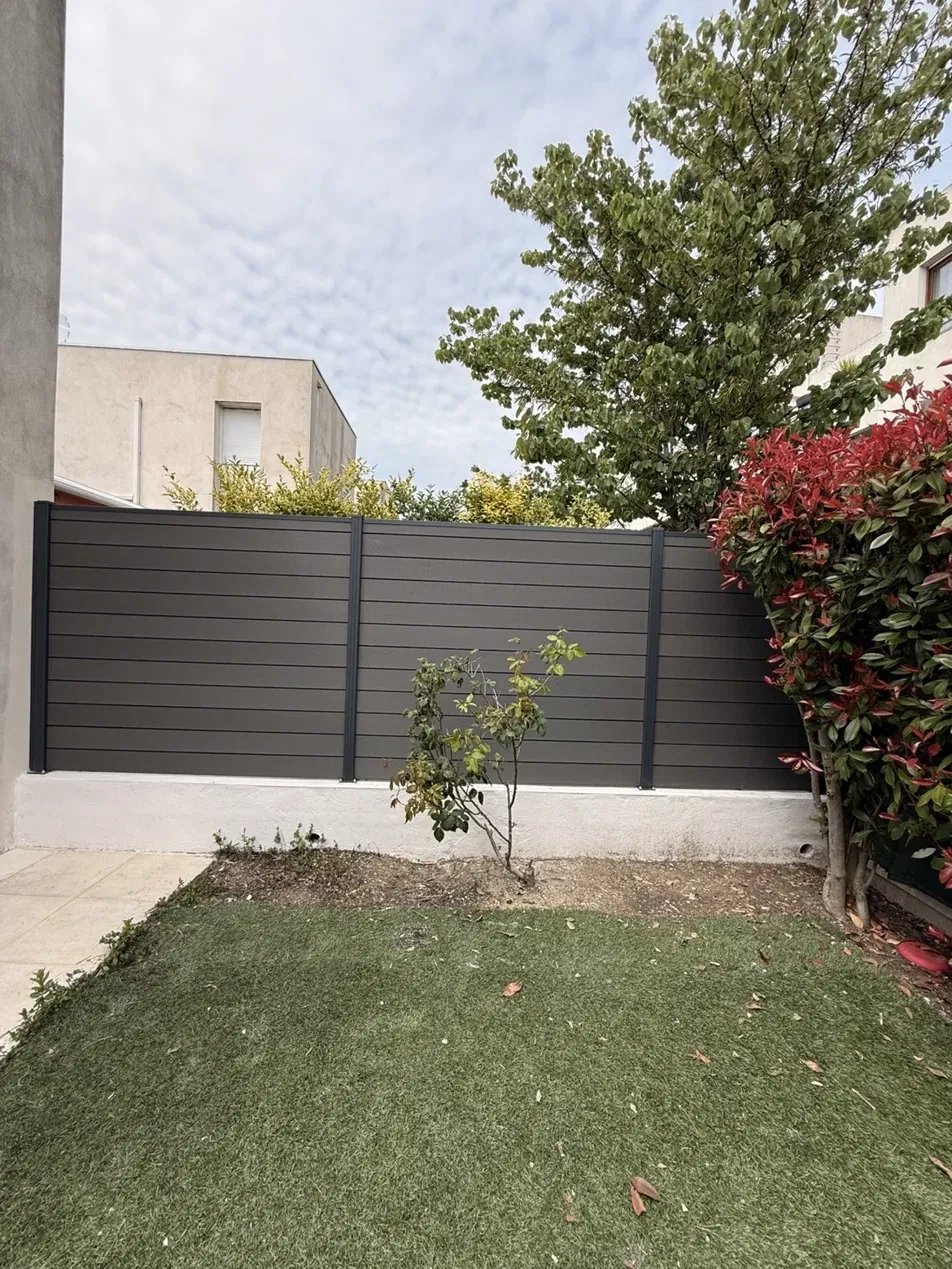 Clôture et brise-vue en aluminium anthracite - après
