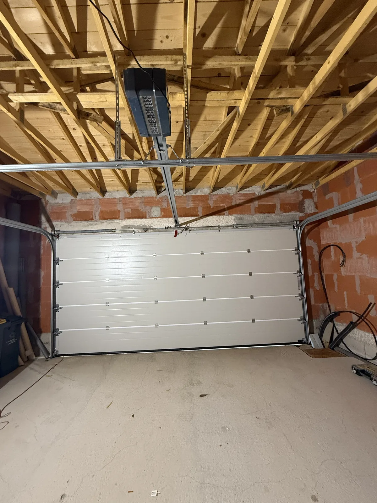 La même porte de garage vue de l'intérieur, avec son moteur